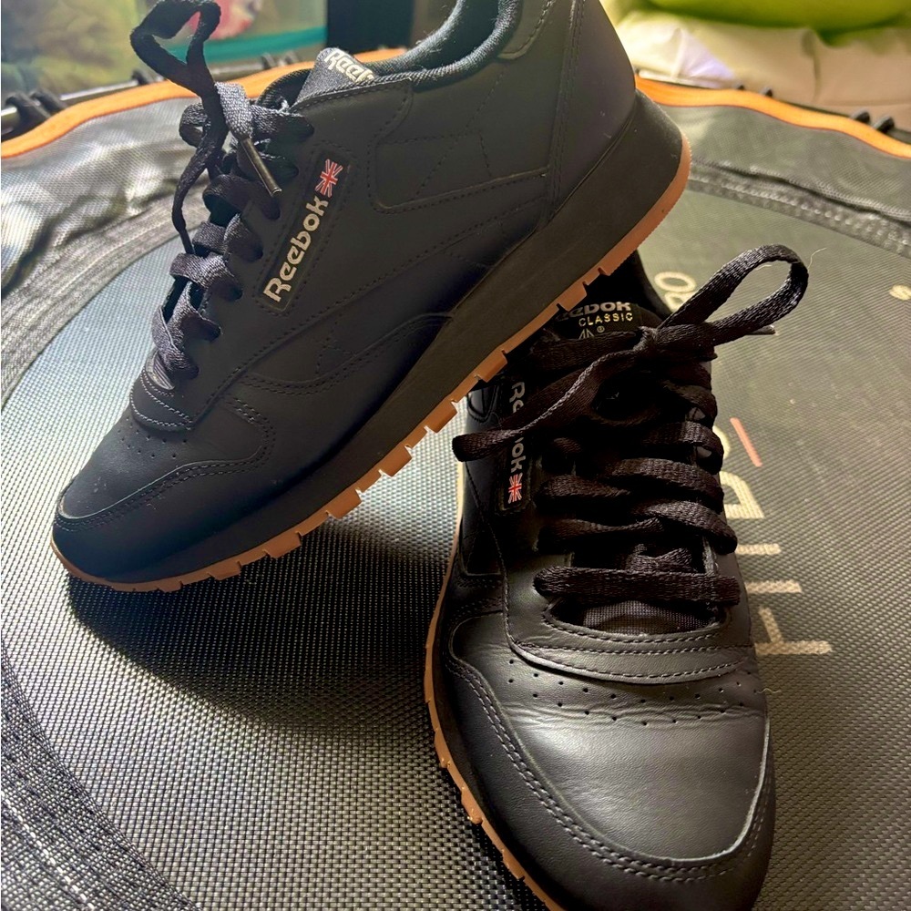 Reebok classic black tennis shoe